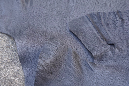 唯一無二の希少革で何を仕立てるか ― 熊革